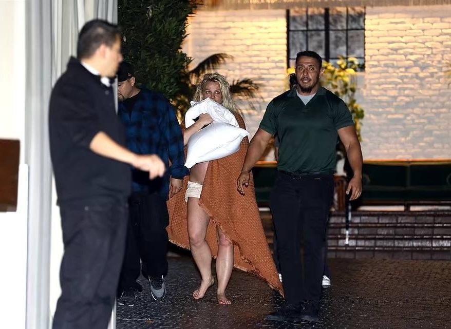 Полуголую Бритни Спирс вывели из отеля в Лос-Анджелесе